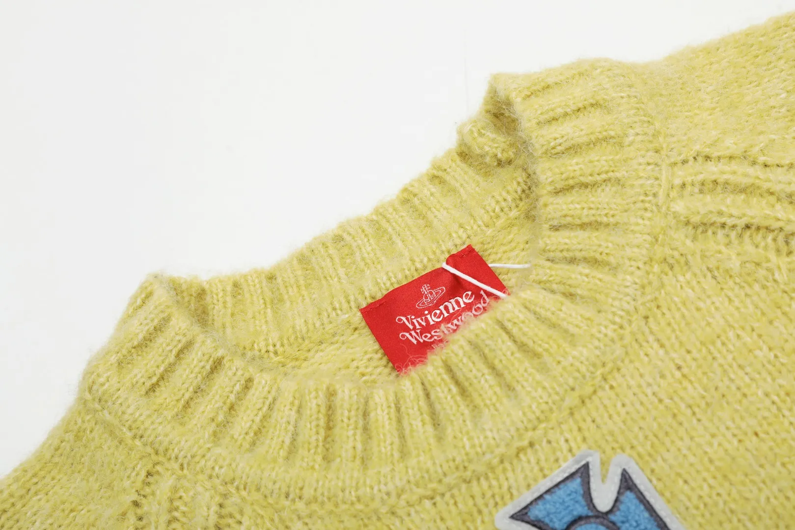 VIVI138# vivienne west wood 25th spring new model, three-color yarn wool splicing embroidered chapter design round neck 🧩 5.5-count custom-woven and dyed tunic hair, definitely not the spandex imitation wool on the market 🧩100% restoration of heavy-duty weaving method loose cuffs restored original pattern 🧩high embroidery density single chapter embroidery 20,000 stitches 🧩100% chemically tested custom-woven and dyed wool, 0 color difference. Size: 1 yard (90-110 pounds) 2 yards (110-130 pounds) 3 yards (130-150 pounds) Color: gray yellow